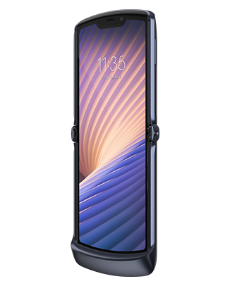 Telefon Telefon Motorola Razr 5G gri privit din fata dintr-un unghi de aproximativ 20 de grade spre dreapta, avand ca imagine de fundal linii in gradient de la violet spre portocaliu, pe un fundal alb