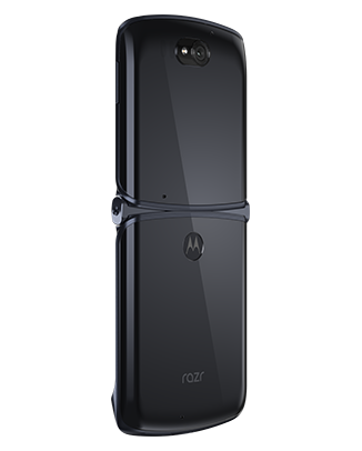 Telefon Telefon Motorola Razr 5G gri, deschis din spate dintr-un unghi de aproximativ 20 de grade spre stanga o camera si un blit in mijloc sus, logo-ul Motorola in centru si modelul jos pe fundal alb