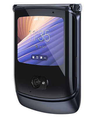 Telefon Telefon Motorola Razr 5G gri, inchis, privit din fata dintr-un unghi de aproximativ 20 de grade spre dreapta, imagine de fundal linii in gradient de la violet la portocaliu, pe fundal alb