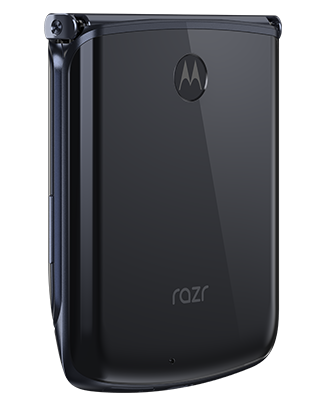 Telefon Telefon Motorola Razr 5G gri, inchis, privit din spate dintr-un unghi de aproximativ 20 de grade spre stanga, logo-ul Motorola in mijloc sus si numele modelului in mijloc jos, pe fundal alb