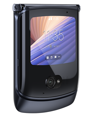 Telefon Telefon Motorola Razr 5G gri, fiind inchis, privit din fata dintr-un unghi de 20 de grade spre stanga, avand ca imagine de fundal linii in gradient de la violet la portocaliu, pe un fundal alb