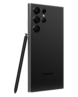 Telefon Telefon Samsung Galaxy S22 Ultra 128GB negru, privit din spate, dintr-un unghi de aproximativ 20 de grade spre stanga, avand creionul special rezemat de partea stanga, pe un fundal alb