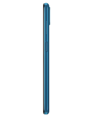 Telefon Telefon Samsung A12 albastru privit dintr-o parte, fiind intors spre stanga, observandu-se slotul pentru SIM, pe fundal alb