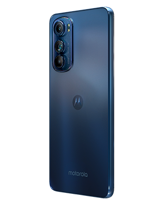 Telefon Telefon Motorola Edge 30 Dual Sim 128-8GB 5G Meteor Grey fiind plasat cu spatele pe un fundal alb intr-un unghi de aproximativ 20 de grade spre stanga