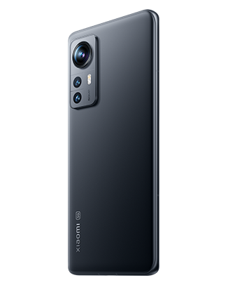 Telefon Telefon Xiaomi 12 5G negru fotografiat din spate, usor rotit catre stanga
