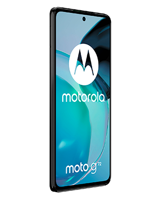 Telefon Telefon Moto G72 Negru, cu imagine de fundal cu logo Motorola, privit din fata stanga