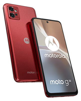 Telefon Telefon Motorola G32, rosu, vizibil fata spate, imagine de fundal cu tonuri pastelate, pe telefonul cu spatele observandu-se cele 3 camere